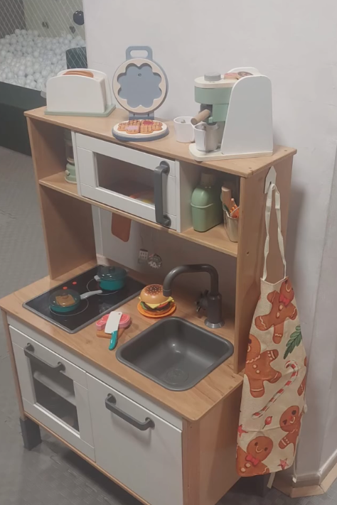 Cozinha de brinquedo com pequenos detalhes