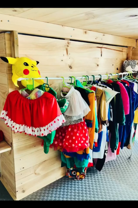 Guarda-roupa de fatos e fantasias para festas