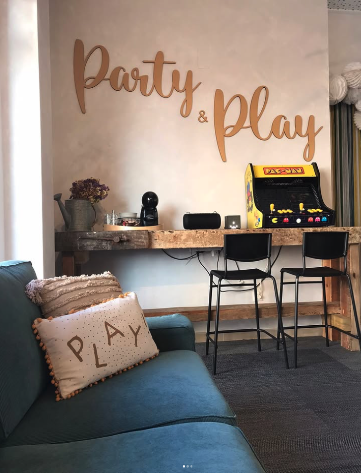 Lounge Party & Play com sofá e Pacman arcade